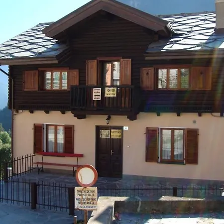 Delizioso Quadrilocale Con Terrazzo E Balcone, Piano Terra Apartment Brusson